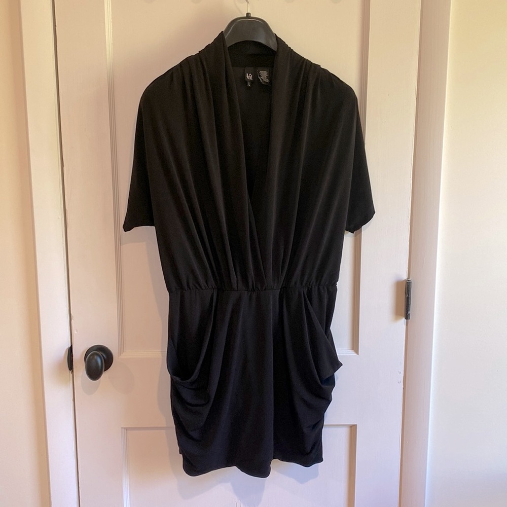 Mini dress low cut and with front pockets